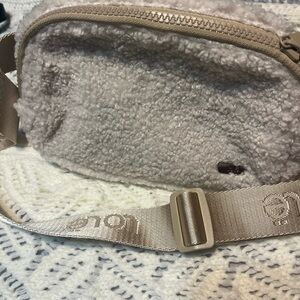 Lounge Sherpa Belt Bag in Gray